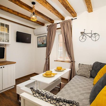 Ferienwohnung Domus Maximus Pula Exterior foto