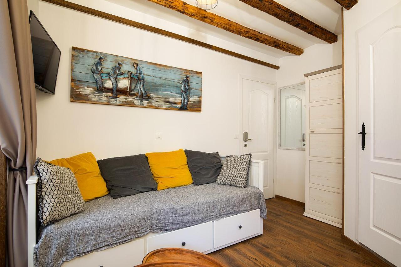 Ferienwohnung Domus Maximus Pula Exterior foto