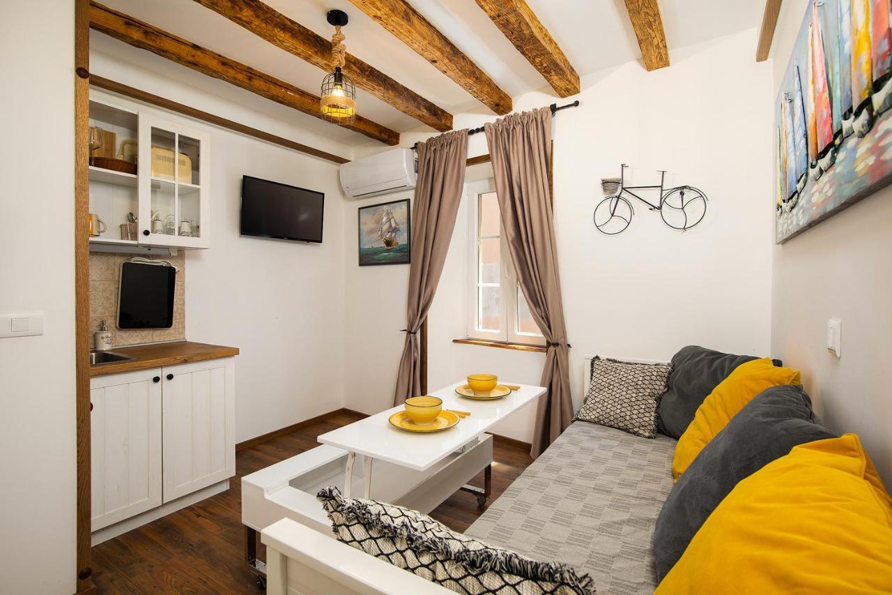 Ferienwohnung Domus Maximus Pula Exterior foto